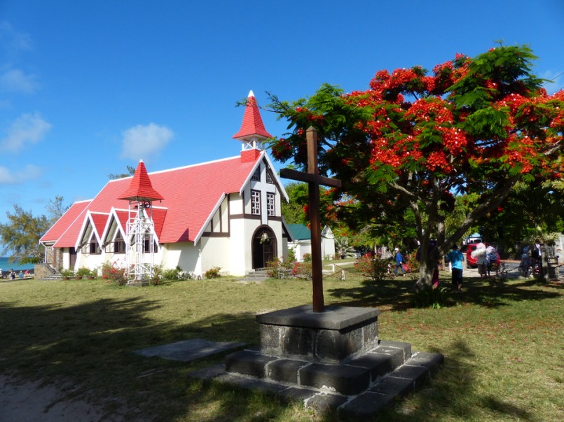 Mauritius-Cap_Malheureux-Kirche-Flammbaum-3