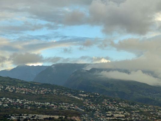 La_Reunion-Le_Port-Hafen-Blick_auf_Berge-1
