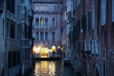 Venedig-bei_Nacht-Kanal-1