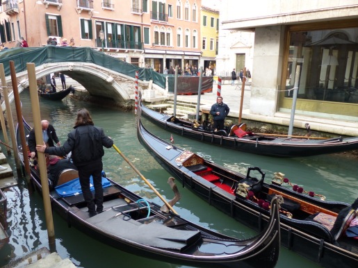 Venedig-Kanal-Gondeln-1